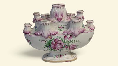 un vase blanc orné d'un bouquet de fleurs roses