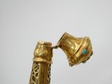 une paire de boucles d'oreilles en or et turquoise montées sur une tige en or