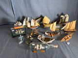 beaucoup de petits bateaux qui sont posés sur la table