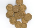 une pile de vieilles pièces de monnaie sur une surface blanche