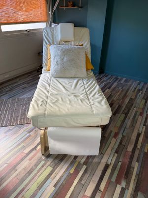 un lit placé dans un coin d'une pièce