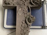 une croix en argile ornée de fleurs