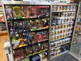 un présentoir de jouets dans un magasin de jouets, destinés à la vente