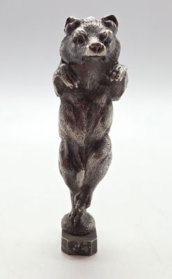 une statue représentant un ours debout sur ses pattes arrière