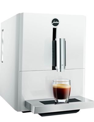 La machine à café Jura est blanche et contient une tasse de café.