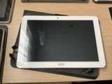 une tablette posée sur un bureau, à côté d'un clavier