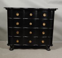 Commode en bois laqué noir, à façade mouvementée, ouvrant à … (photo 3)