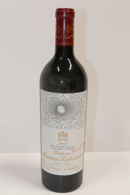 une bouteille de vin posée sur une table