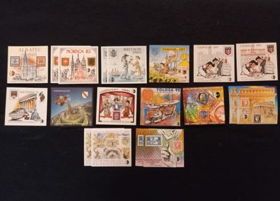 de nombreux timbres posés sur un fond noir