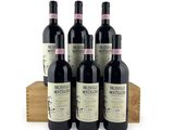 trois bouteilles de vin posées sur une caisse en bois