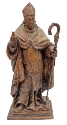 statue en bois représentant un homme avec une canne et un chapeau