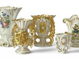 trois vases placés l'un à côté de l'autre