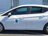 une voiture blanche garée dans un parking