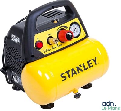 Compresseur d'air Stanley avec manomètres, sur fond blanc