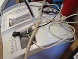 une machine posée sur le sol à côté d'autres machines