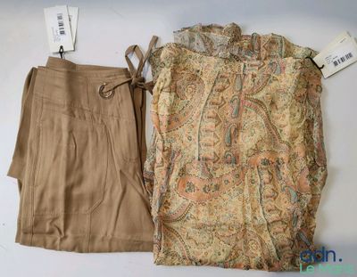 deux vêtements exposés sur la table