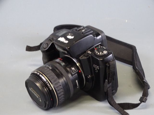 Appareil photo argentique. Boitier CANON EOS 5 avec objectif CANO...