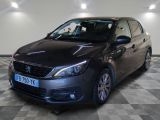la voiture grise est garée sur un sol en damier dans le garage