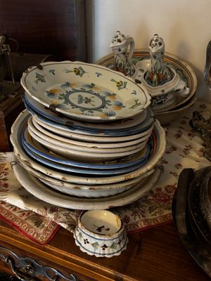 beaucoup d'assiettes empilées sur une table