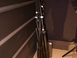 un grand nombre d'outils posés sur le sol