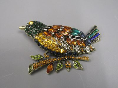 Broche fantaisie moineau sur une branche strass.