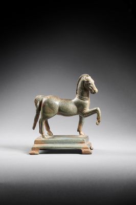 une image représentant une statue de cheval posée sur un socle en bois
