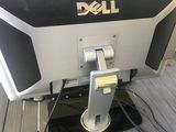 un écran d'ordinateur Dell posé sur un bureau