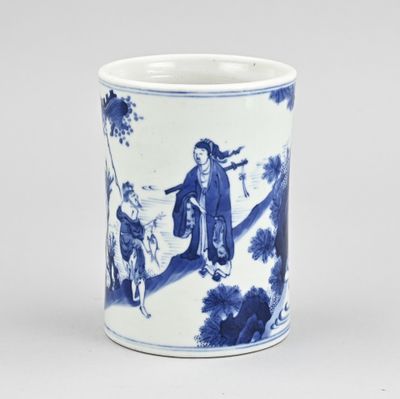 tasse en porcelaine bleue et blanche représentant un homme et une femme
