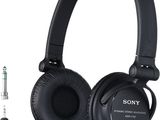 Les écouteurs Sony sont noirs et sont équipés d'un microphone.