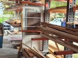 un homme qui se tient devant un rack de bois de construction