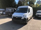 une camionnette blanche garée dans un parking à côté d'autres voitures
