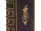 un vieux livre orné d'un emblème doré sur la couverture