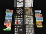 beaucoup de timbres, rangés dans un classeur noir