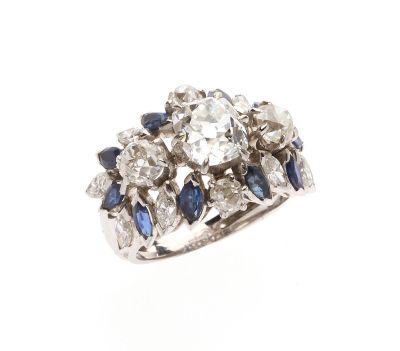 une bague sertie de diamants et de saphirs