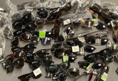 de nombreuses paires de lunettes de soleil posées sur une table