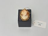une photo d'une bague sur laquelle figure le portrait d'une femme