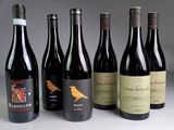 plusieurs bouteilles de vin sont alignées sur une table