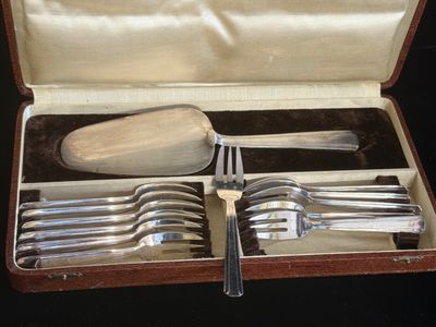 des couverts dans un coffret contenant une cuillère et une fourchette