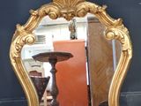 un miroir posé par terre à côté d'une table