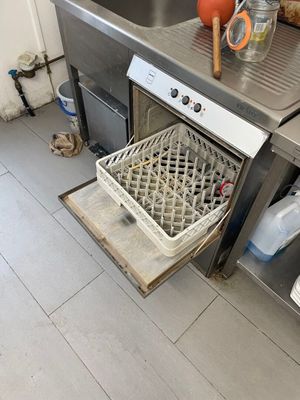 une image d'une cuisine avec un évier et un lave-vaisselle