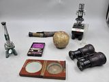 un grand nombre d'objets posés sur une table