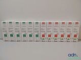 un lot de six tubes de dentifrice posés sur une table