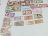 une table blanche sur laquelle sont posés de nombreux timbres différents