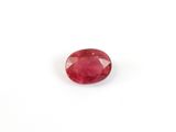 des rubis rouges sur fond blanc