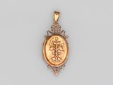un pendentif en or orné d'un oiseau