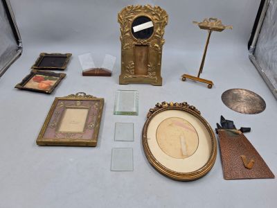 un grand nombre d'objets posés sur une table
