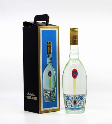une bouteille de vodka posée à côté d'une boîte sur une surface blanche