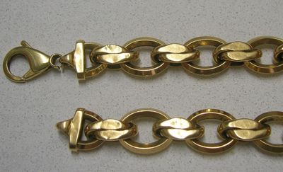 deux bracelets en chaîne dorée sur un fond blanc