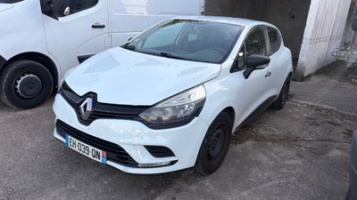 une voiture blanche garée à côté d'un camion blanc