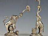 paire de figurines d'éléphants en argent tenant une fleur dans leur trompe